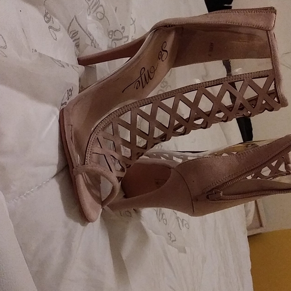 Shoes - Picture 4 of 6